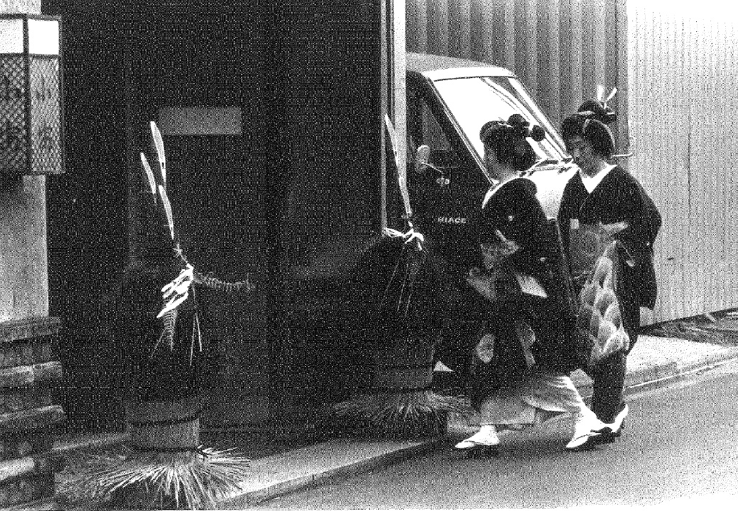 正月に料亭に向かう芸者